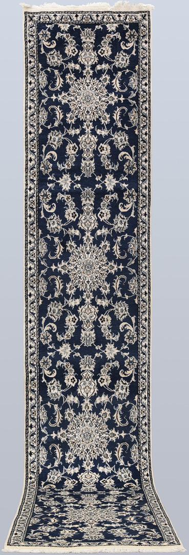 ORIENTMATTA. Nain gallerimodell, 405 x 77 cm.