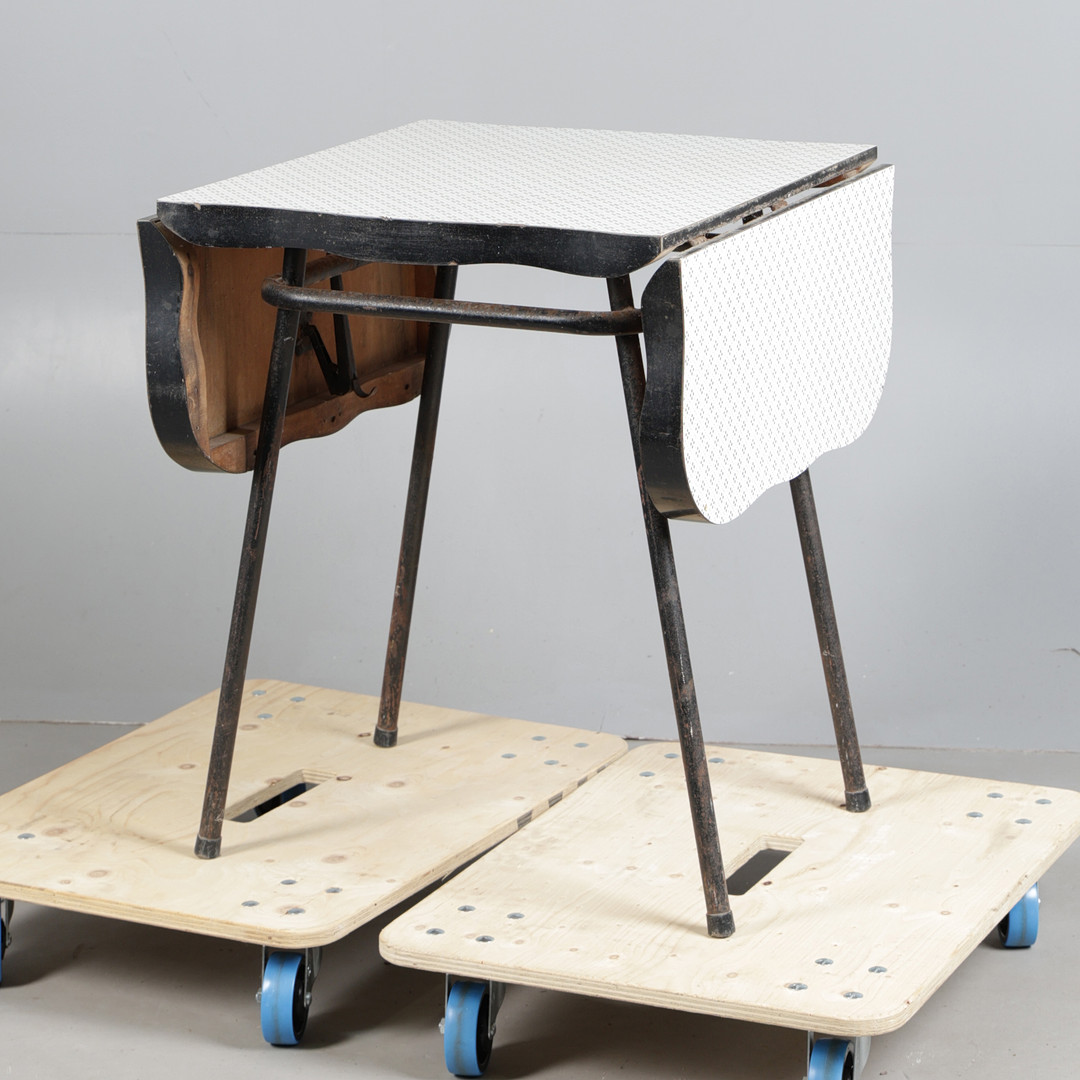 A MID 20TH CENTURY FORMICA TOPPED DROP-LEAF TABLE.