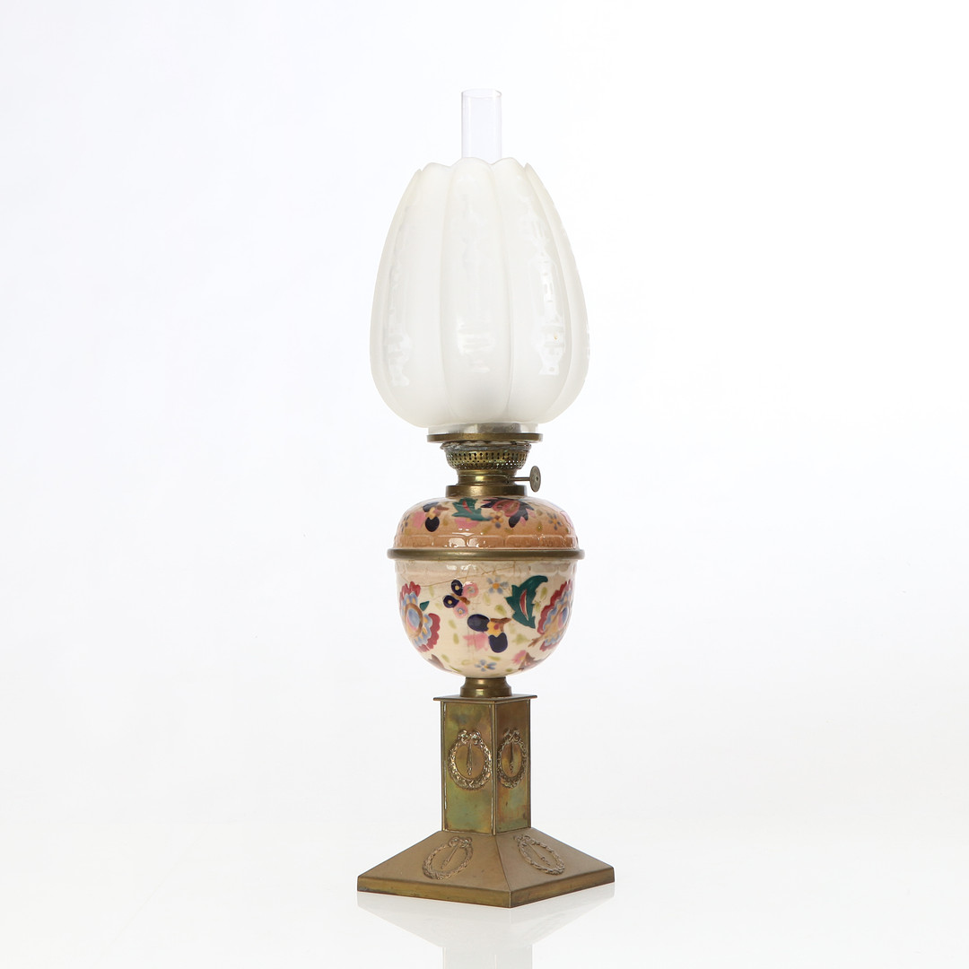 BORDSFOTOGENLAMPA. Glas, mässing och keramik. Jugend, tidigt 1900-tal.