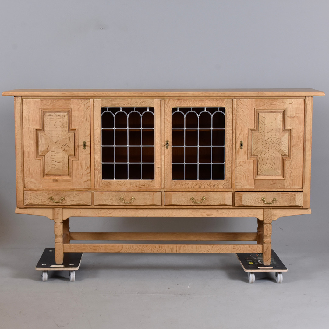 SKÄNK I EK. Henning Kjaernulf-stil. Danmark, andra hälften av 1900-talet.