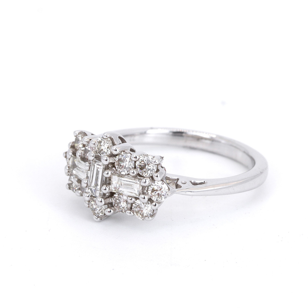 9CT DIAMOND CLUSTER RING.