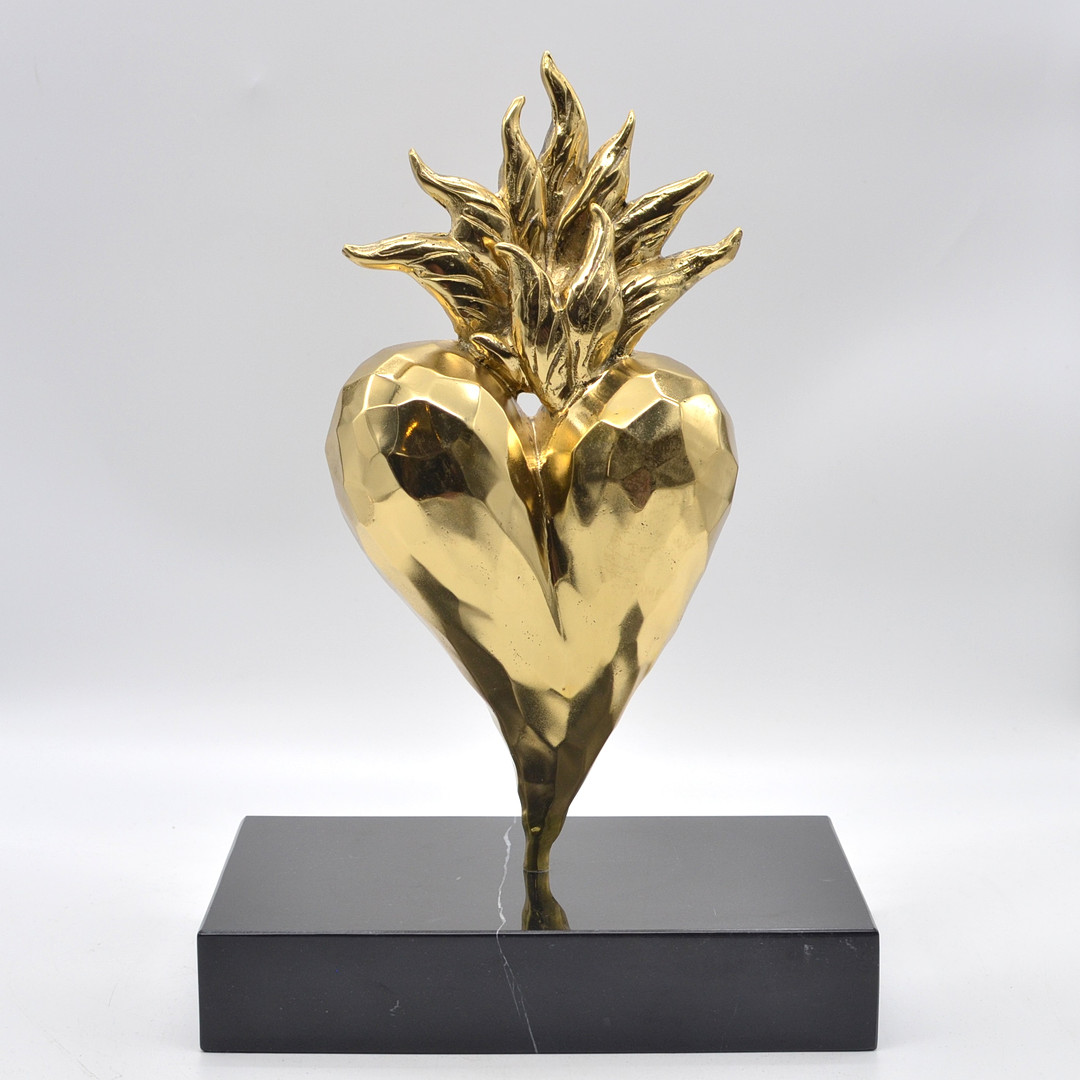ROBBI JONES (1961). OHNE TITEL, BRENNENDES HERZ MOTIV, SKULPTUR, MESSING (POLIERT), GELBGOLDENER PATINA, UM 2025.