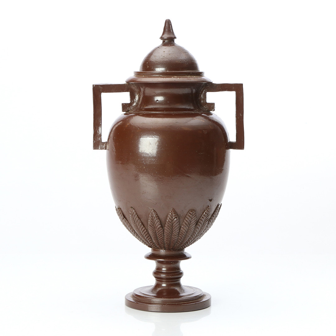 HÖGANÄS, URNA MED HÄNKLAR. Saltglaserat stengods. 1800-tal. Omärkt.