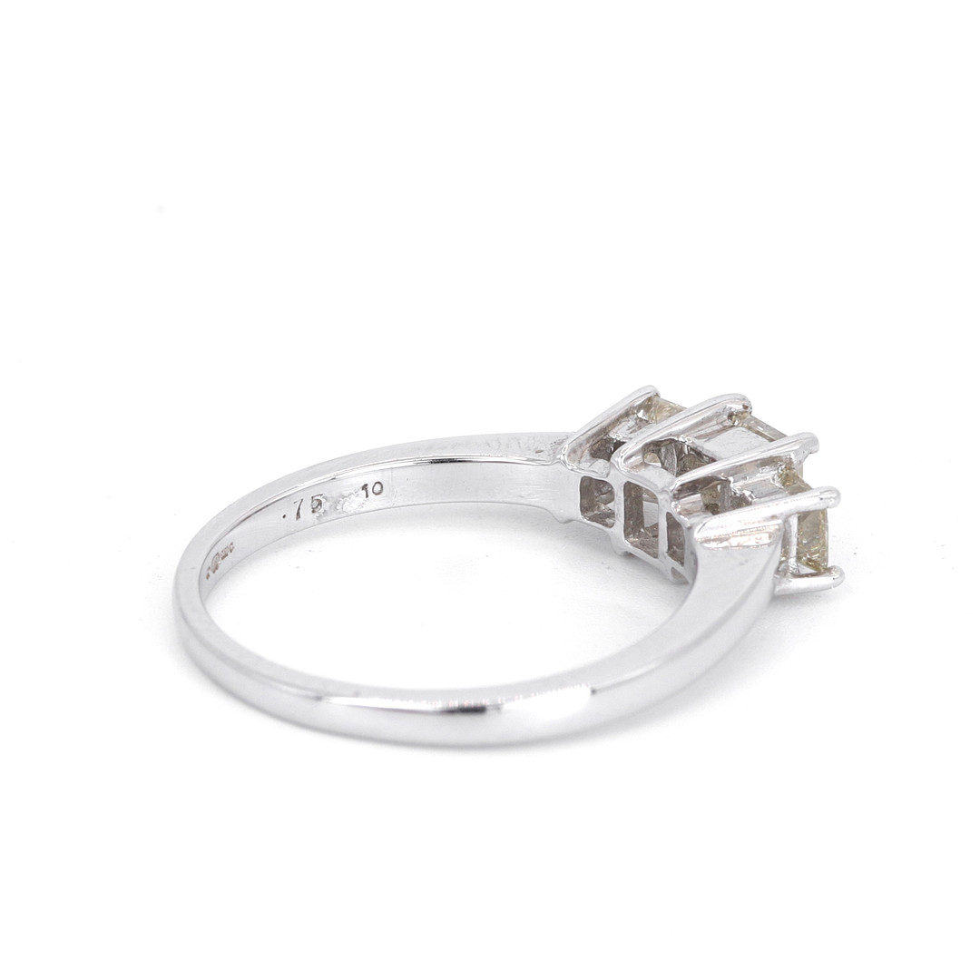 18CT WHITE GOLD THREE STONE DIAMOND SET RING.