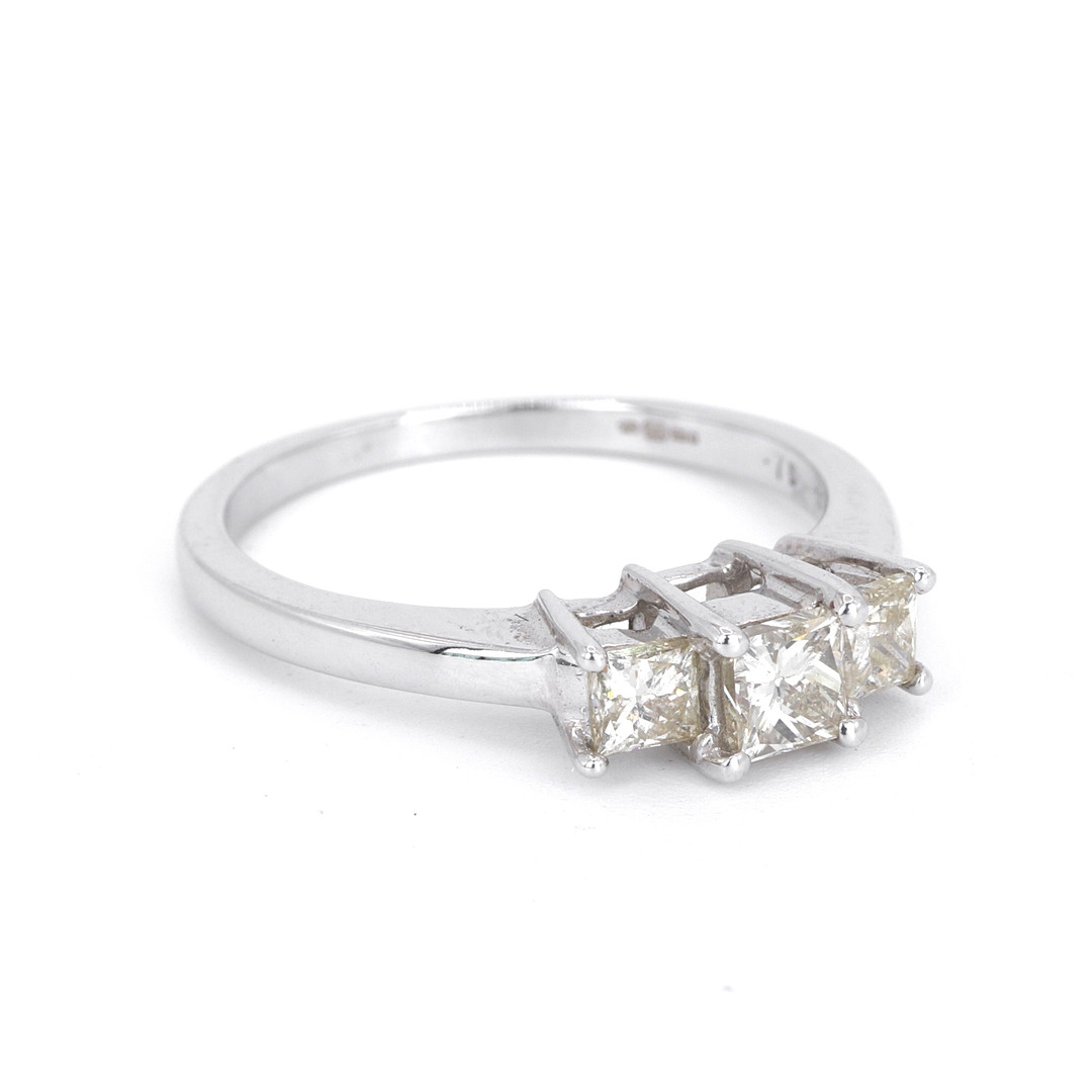 18CT WHITE GOLD THREE STONE DIAMOND SET RING.