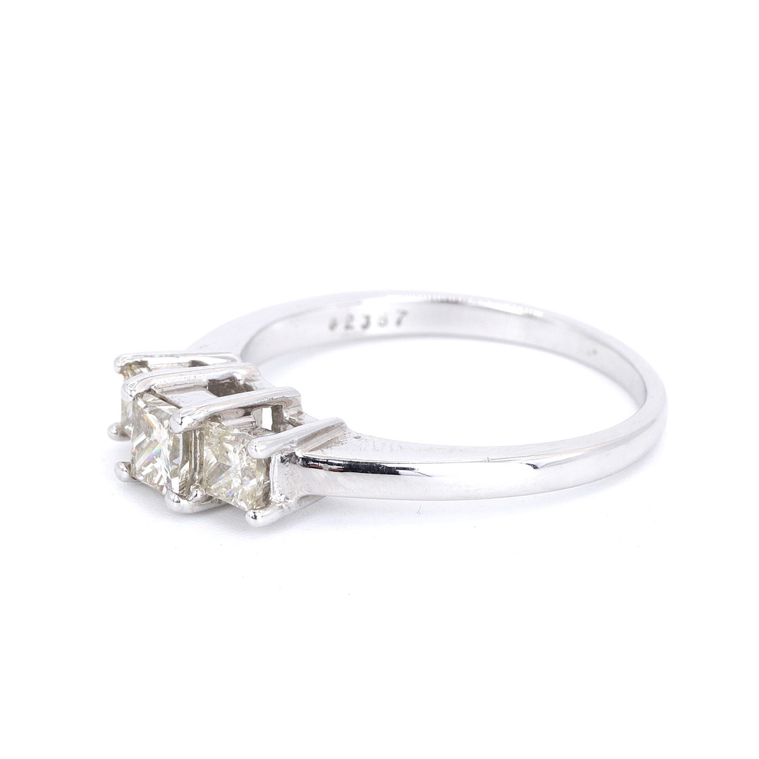 18CT WHITE GOLD THREE STONE DIAMOND SET RING.