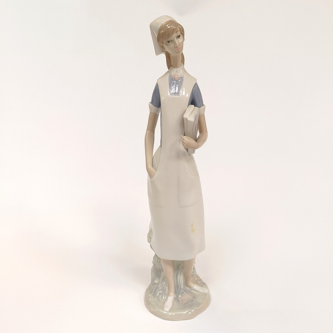 SALVADOR FURIO. Frauenfigur "ENFERMERA" (Krankenschwester) - Lladro, Spanien.
