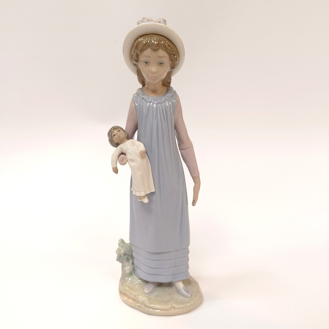 VINCENTE MARTINEZ. Mädchenfigur "BELINDA CON SU MUÑECO / BELINDA MIT IHER PUPPE" - Lladro, Spanien.