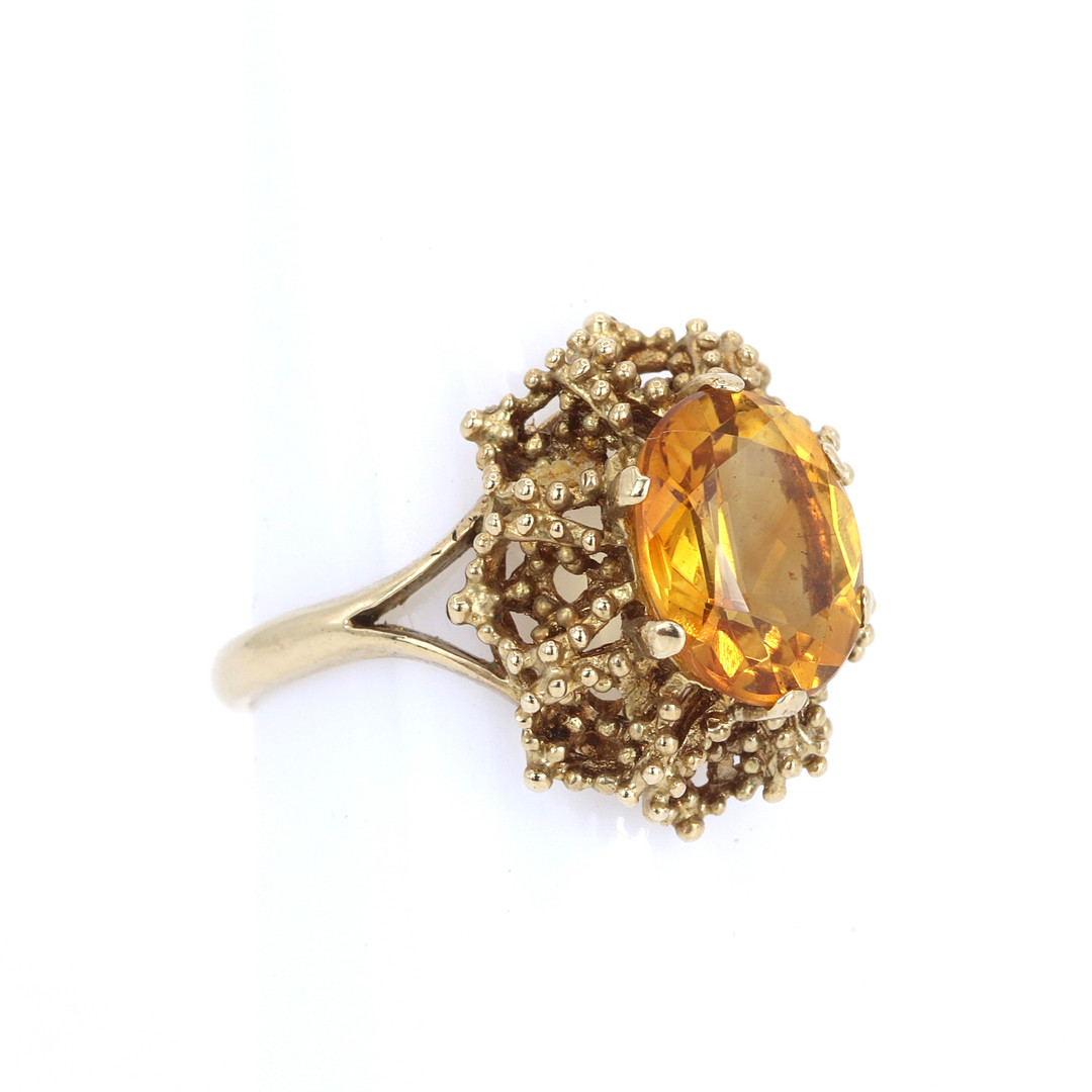 9CT GOLD CITRINE SET RING.