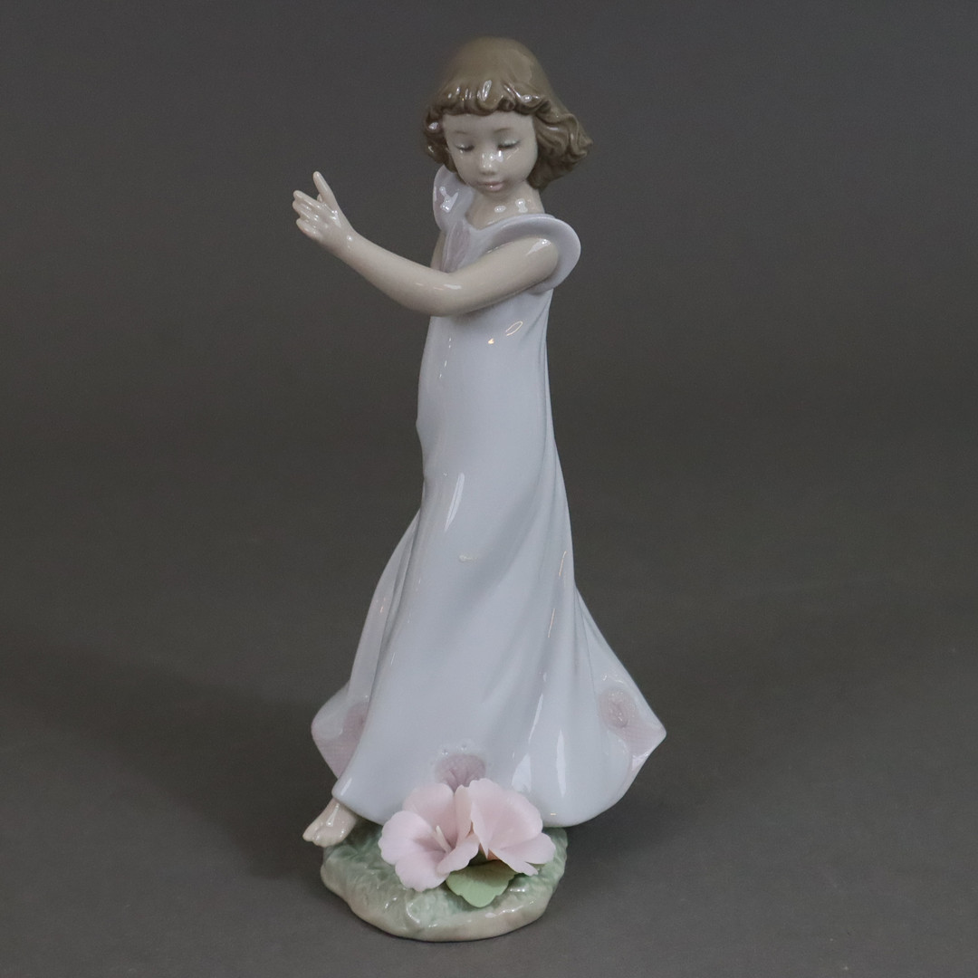JOSÉ LUIS ALVAREZ. Mädchenfigur "BELLFLOWER, SYMBOL OF GRATITUDE" - Lladro, Spanien.