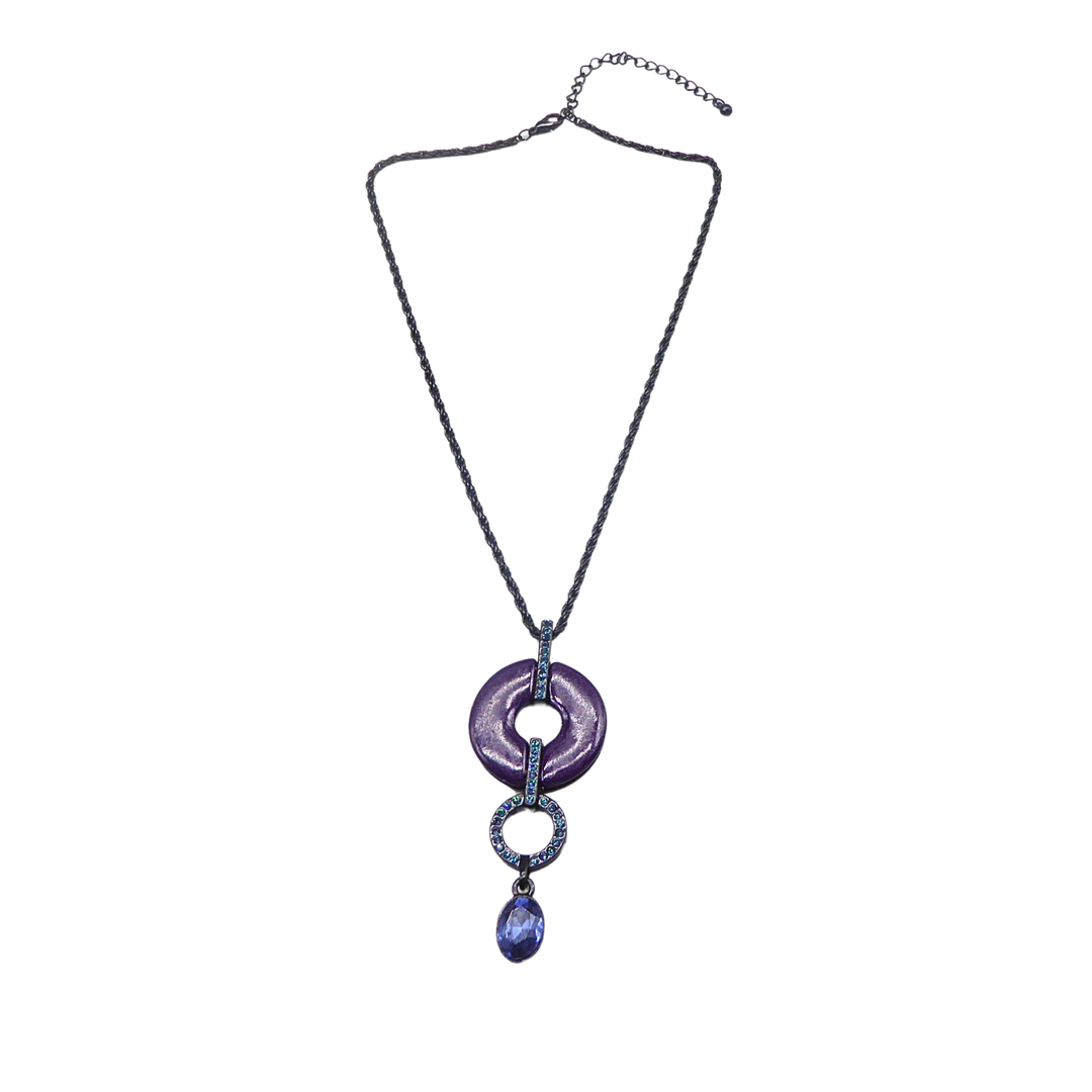 MODESCHMUCK-HALSKETTE MIT ANHÄNGER IN VIOLETT UND BLAU.