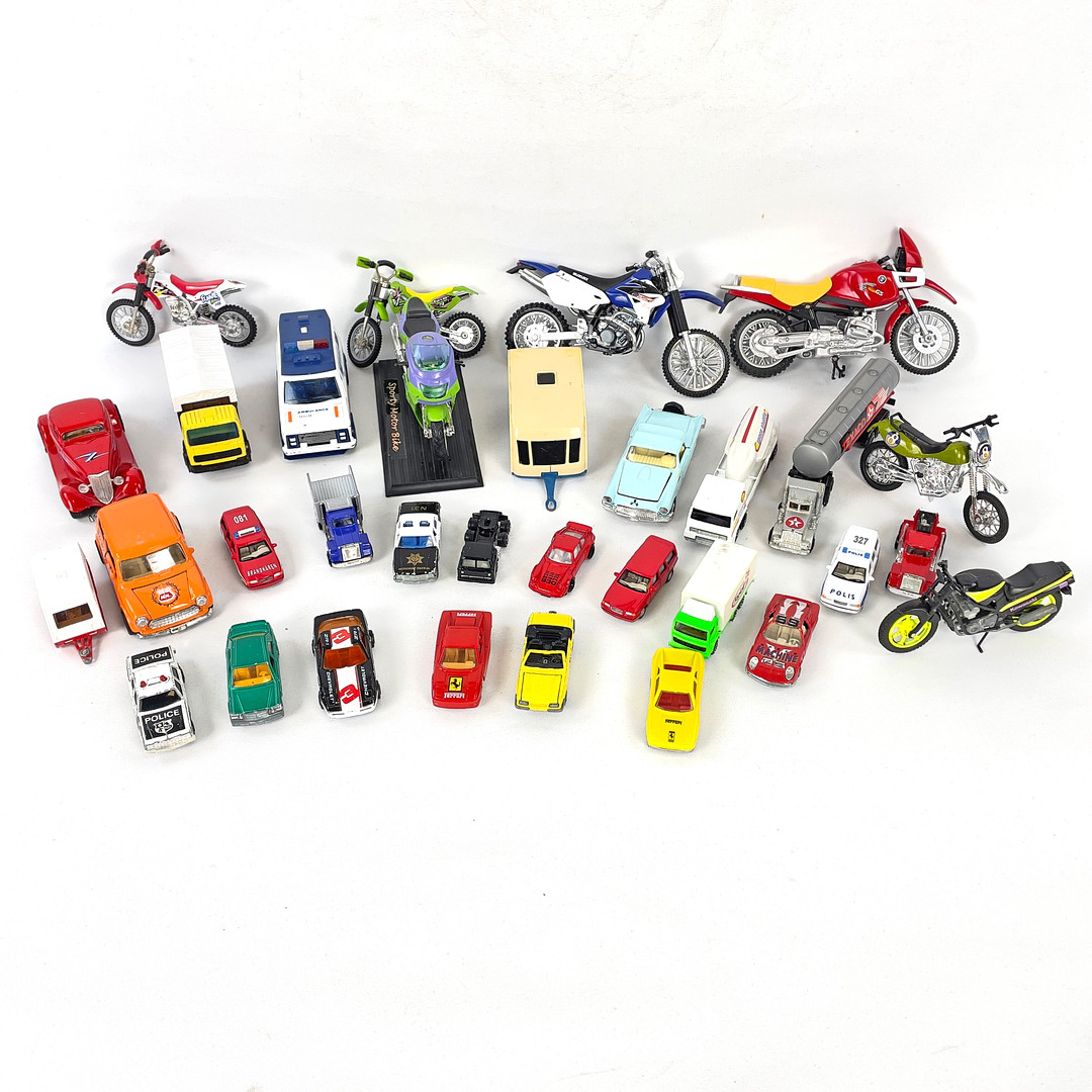 PARTI MODELLBILAR/MOTORCYKLAR, 32 delar. Majorette, Thunderbird, Welly m.m.