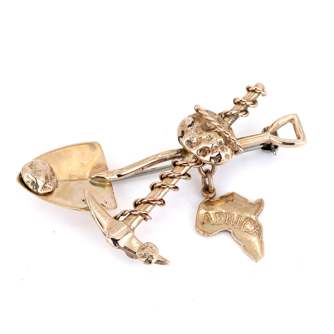 9CT YELLOW GOLD BROOCH.