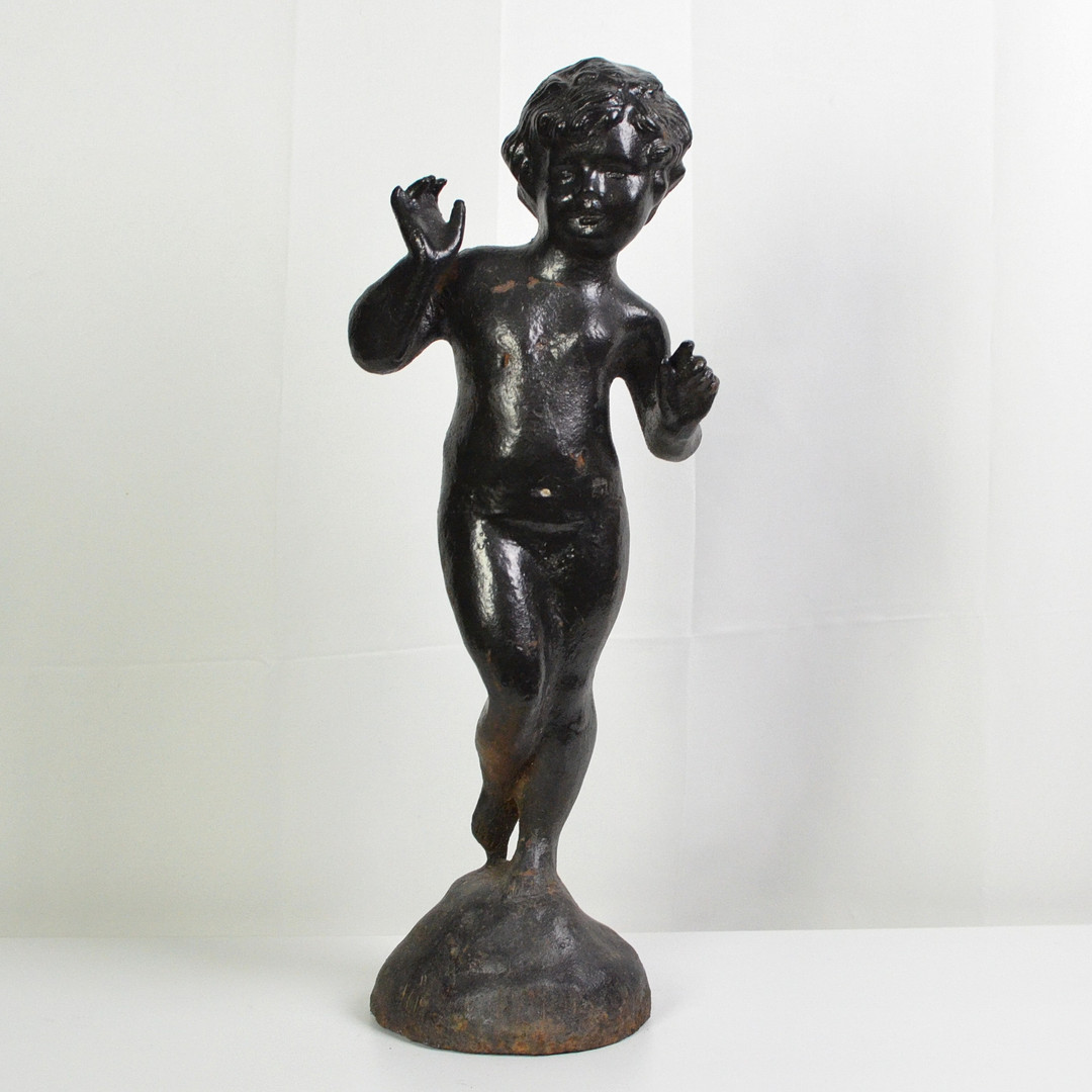 ANTIKE SKULPTUR, NACKTER JUNGE, EISEN, DUNKEL PATINIERT, FRÜHES 19. JAHRHUNDERT.