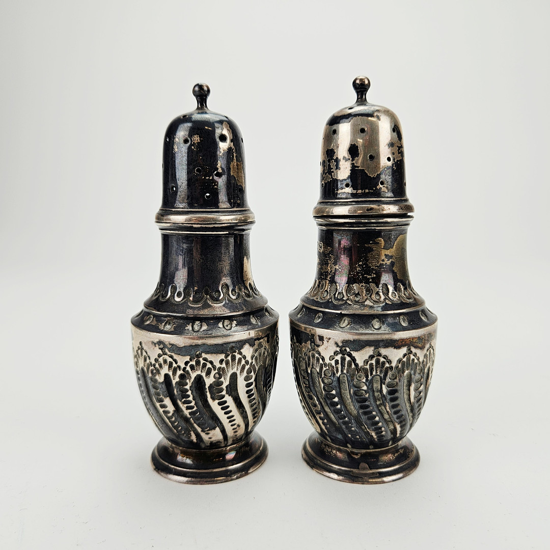 SALT- OCH PEPPARSTÖARE, silver, rokokostil, England, vikt ca. 75 gram.