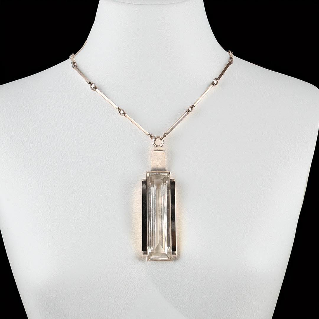 WIWEN NILSSON. hängsmycke, silver, 830/1000, bergkristall och svart onyx. Ring och stav kedja. Lund år 1935.
