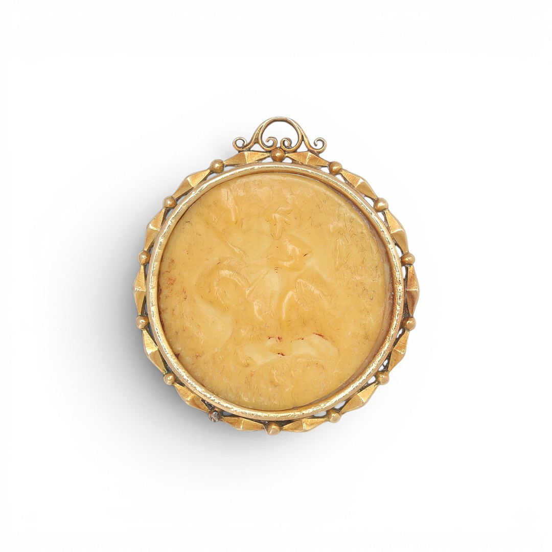 'Noucentista' gold pendant, circa 1924.