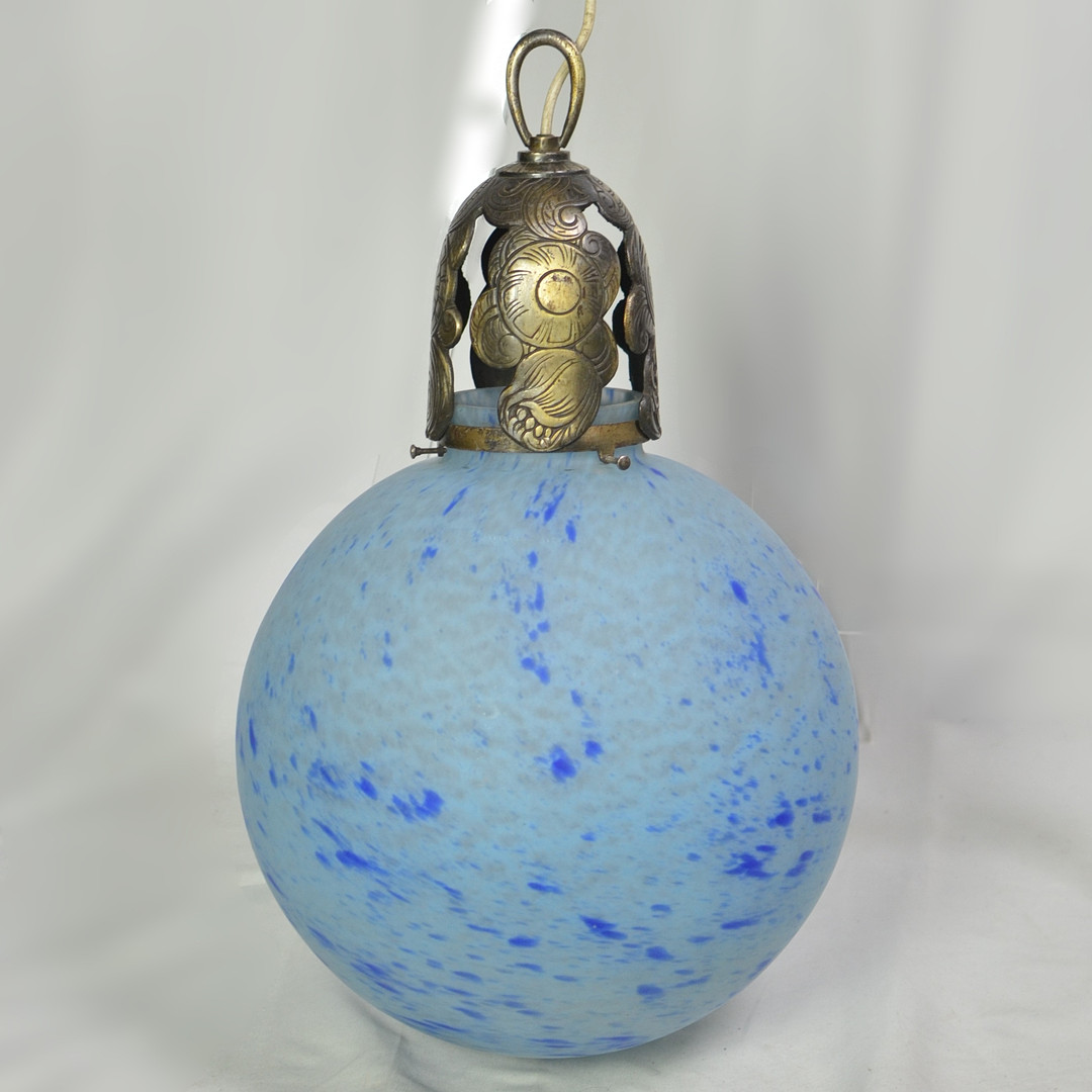 NANCY DAUM / EDGAR BRANDT. ART DÉCO DECKENLAMPE, MARMORIERTES GLAS, BRONZE-MONTUR, HANDGEMACHT, FRANKREICH, FRÜHES 20. JAHRHUNDERT, SIGNIERT.