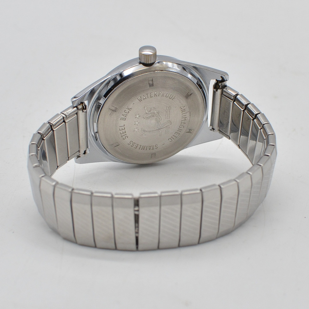 RUHLA, ARMBANDUHR, WATERPROOF, BLAUES ZIFFERBLATT, GEHÄUSE UND FLEXARMBAND AUS EDELSTAHL, MIT HANDAUFZUG, DEUTSCHLAND, UM 1969.