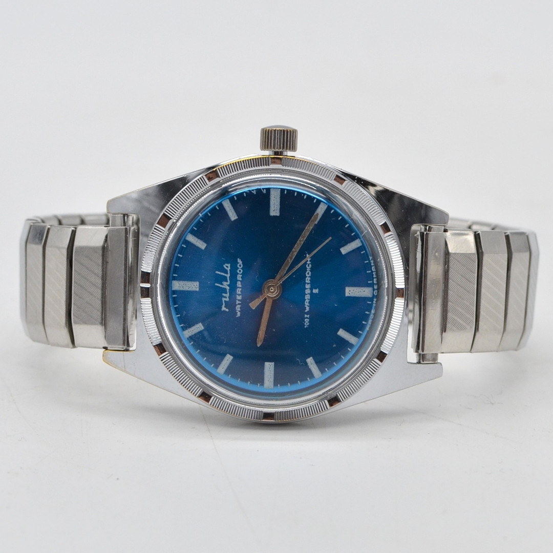 RUHLA, ARMBANDUHR, WATERPROOF, BLAUES ZIFFERBLATT, GEHÄUSE UND FLEXARMBAND AUS EDELSTAHL, MIT HANDAUFZUG, DEUTSCHLAND, UM 1969.