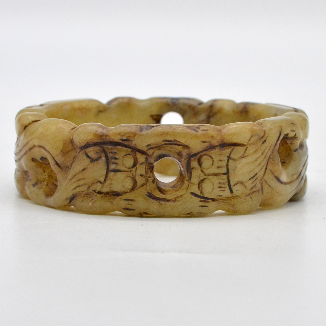 CHINESISCHER ARMREIF AUS JADE, ORNAMENTALE SCHLAGE, HANGESCHNITZT, DURCHBROCHEN, UM 1980.