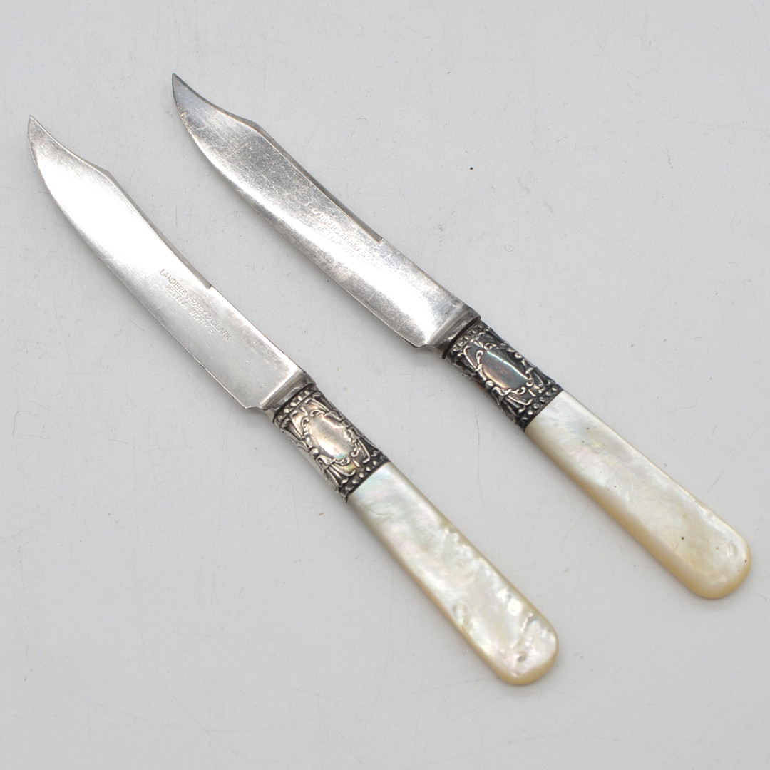 FRARY & CLARK LANDERS. AETNA WORKS, ZWEI MESSER, STERLINGSILBER, PERLMUTT, CONNETICUT (USA), UM 1890.