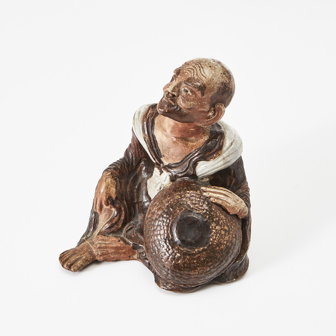 FIGUR, stengods, Japan, Meiji (1868-1912), i form av sittande man med stråhatt, saltglaserad.