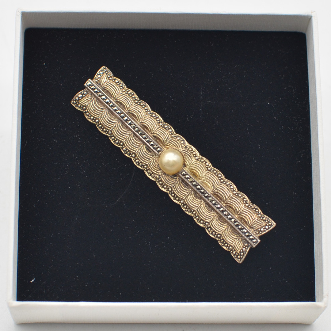 THEODOR FAHRNER (1859-1919). ORIGINALE BROSCHE, VERGOLDETER STERLINGSILBER, ZUCHTPERLE, MARKASIT-BESATZ, FILIGRANTECHNIK, DEUTSCHLAND, UM 1920ER JAHRE.