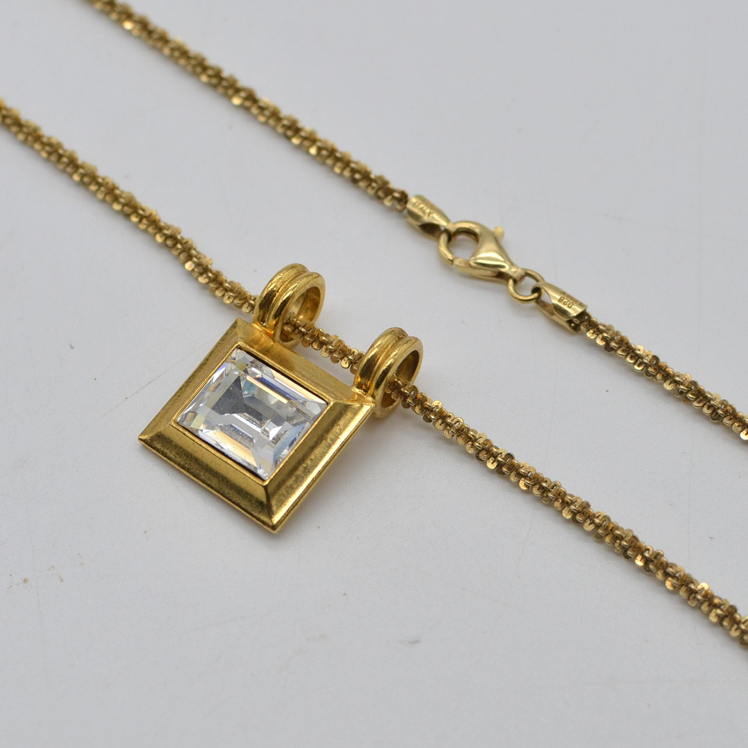 VERONESE FANTASIEKETTE MIT ANHÄNGER VON "PS", SWAROVSKY GLAS (SMARAGDSCHLIFF), STERLINGSILBER, VERGOLDET, ITALIEN, 20. JAHRHUNDERT.