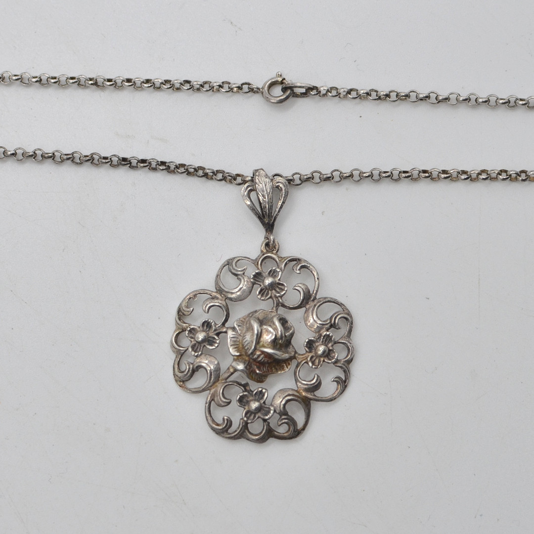 DESIGNERCOLLIER AUS 835ER SILBER, ROSENANHÄNGER UND ERBSENKETTE, FRÜHES 20. JAHRHUNDERT, "FBM".