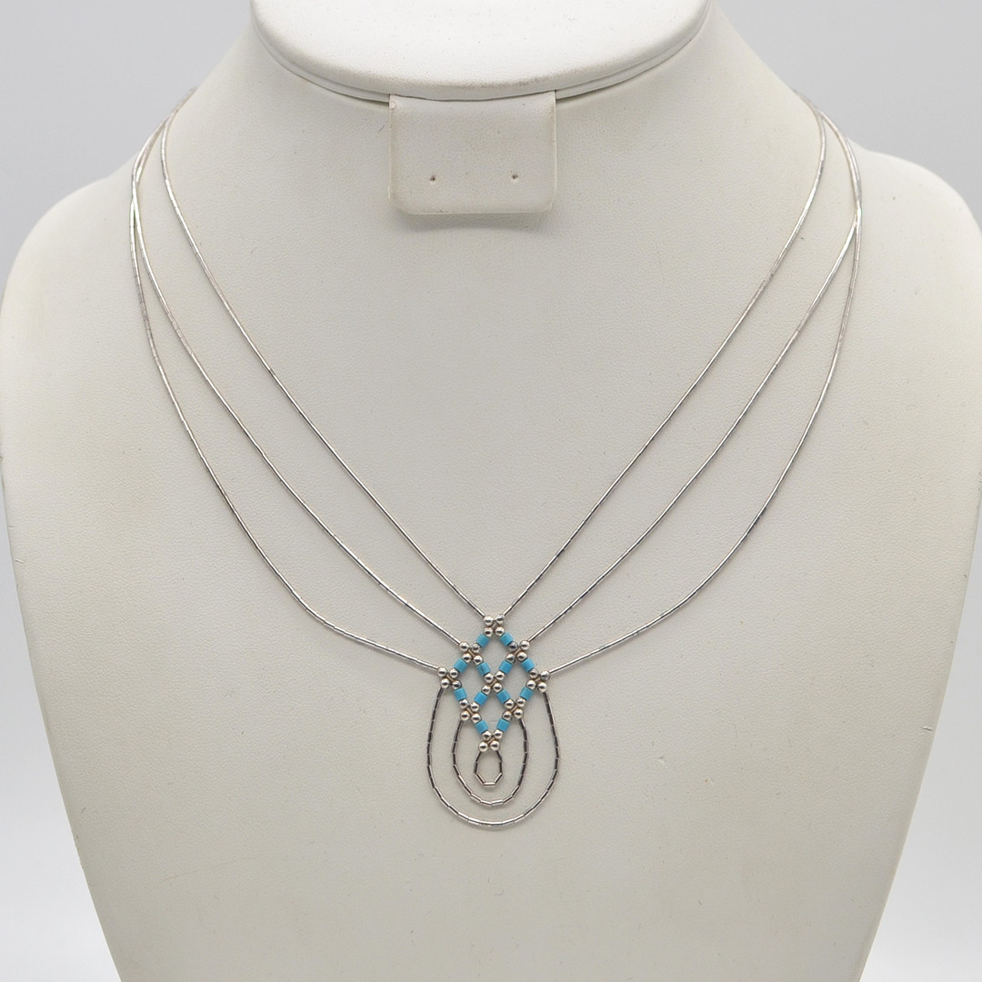 COLLIER MIT TÜRKISPERLEN, STERLINGSILBER, IN STRUKTUR GEBUNDEN, 20. JAHRHUNDERT.