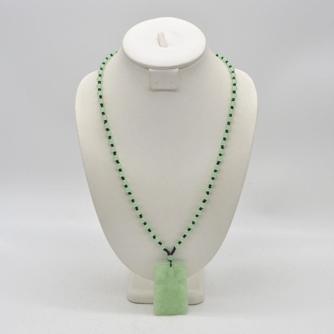 ASIATISCHES JADE-COLLIER, BUDDHA MIT VIER DRACHEN (GESCHNITZT), TRENNPERLEN AUS GLAS, 20. JAHRHUNDERT.