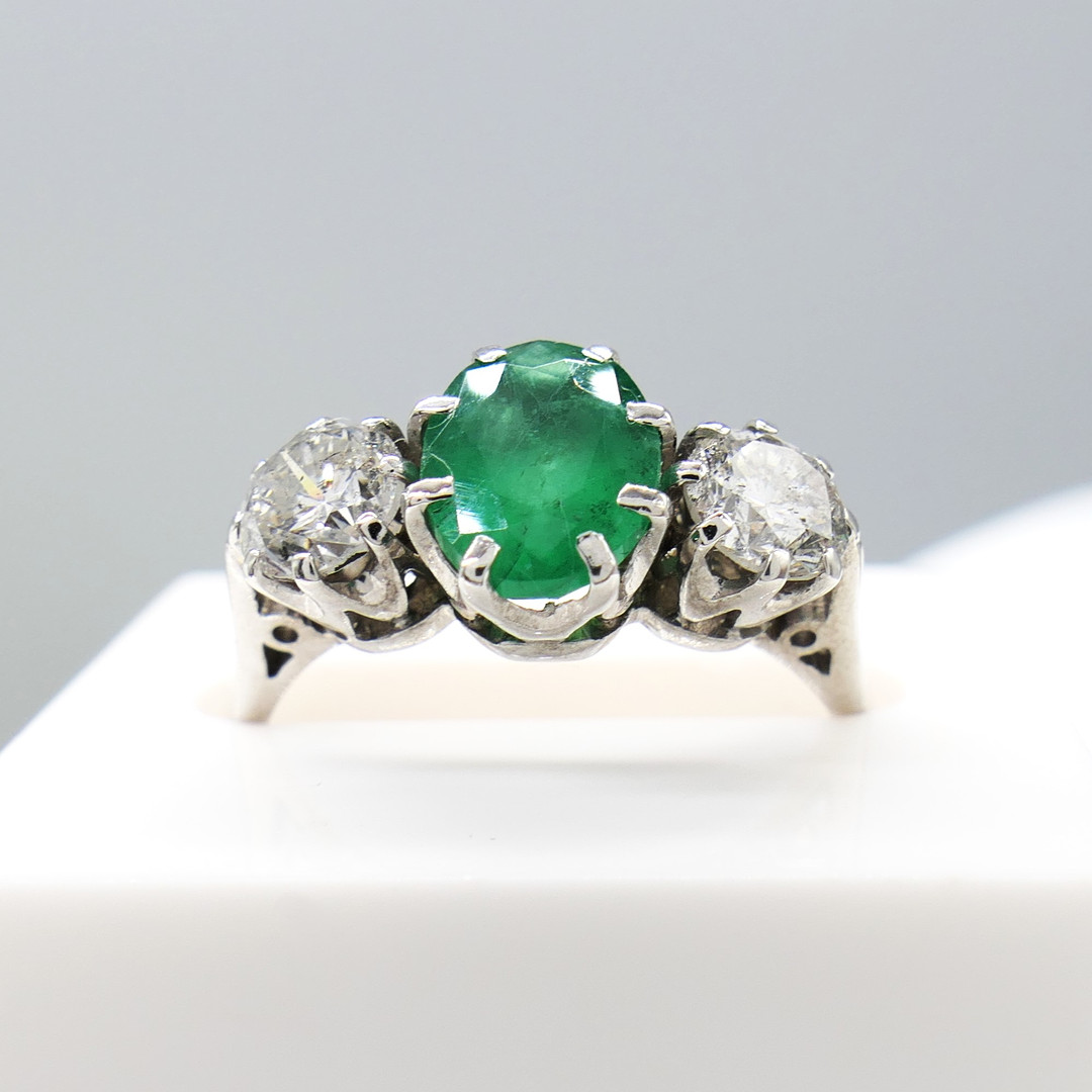 EMERALD & DIAMOND 3-stone ring.