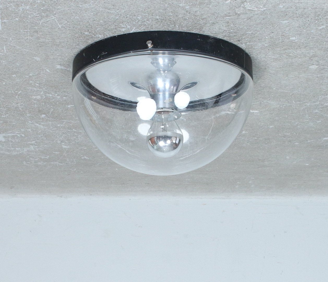 "Ufo" Glaskuppel Deckenleuchte/Wandleuchte, 1970er Jahre.