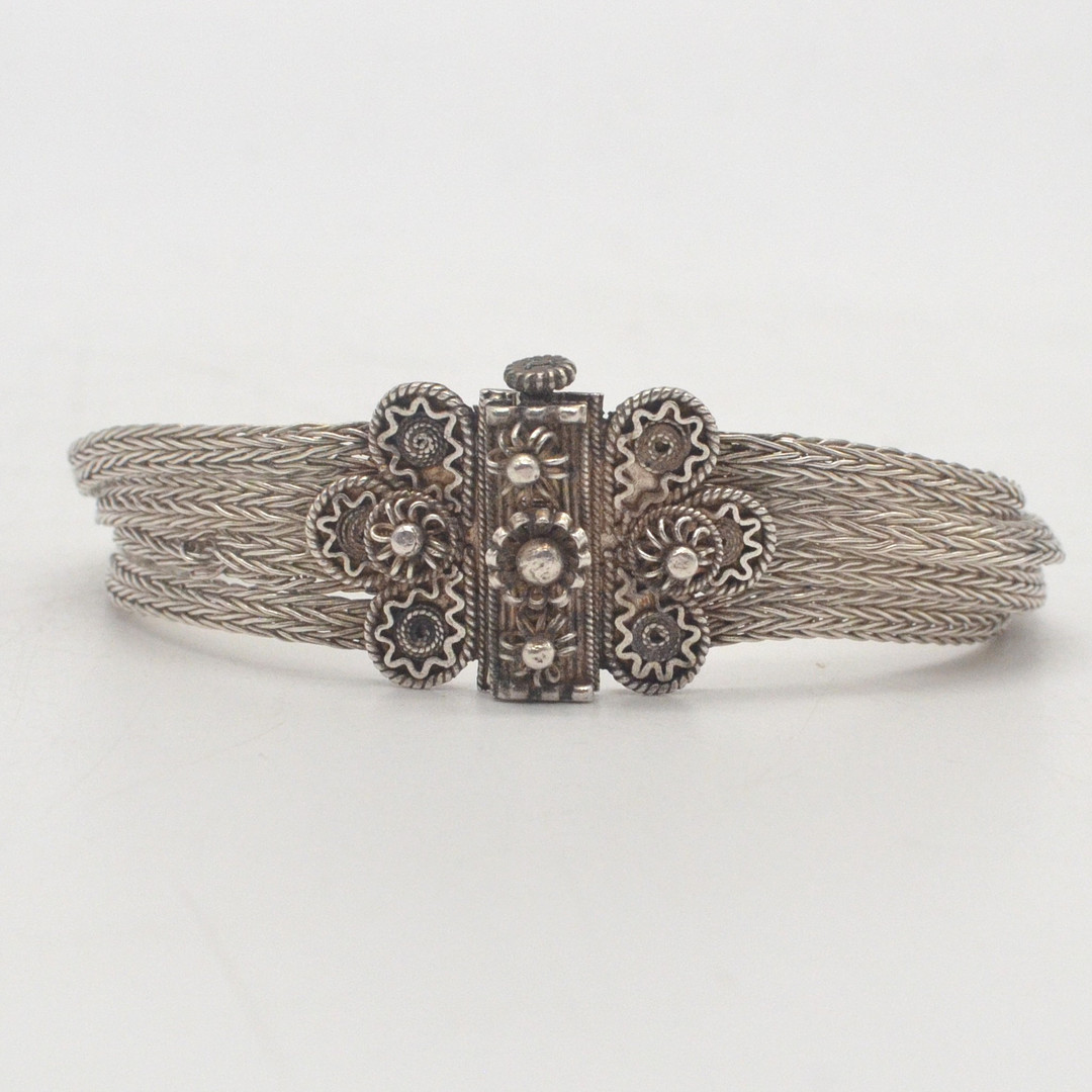 SILBERARMBAND, BLUMENDEKOR, DRAHTKUNST, GEPRÜFT 925, VIER ZOPFKETTEN, STECKVERSCHLUSS, FRÜHES 20. JAHRHUNDERT.