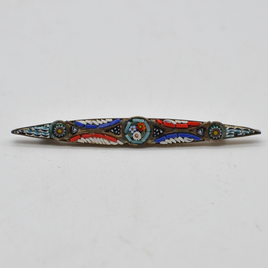 MURANO GLAS BROSCHE, MIKROMOSAIK, LANGGEZOGEN, VERGOLDETE FASSUNG, ITALIEN, UM 1950.