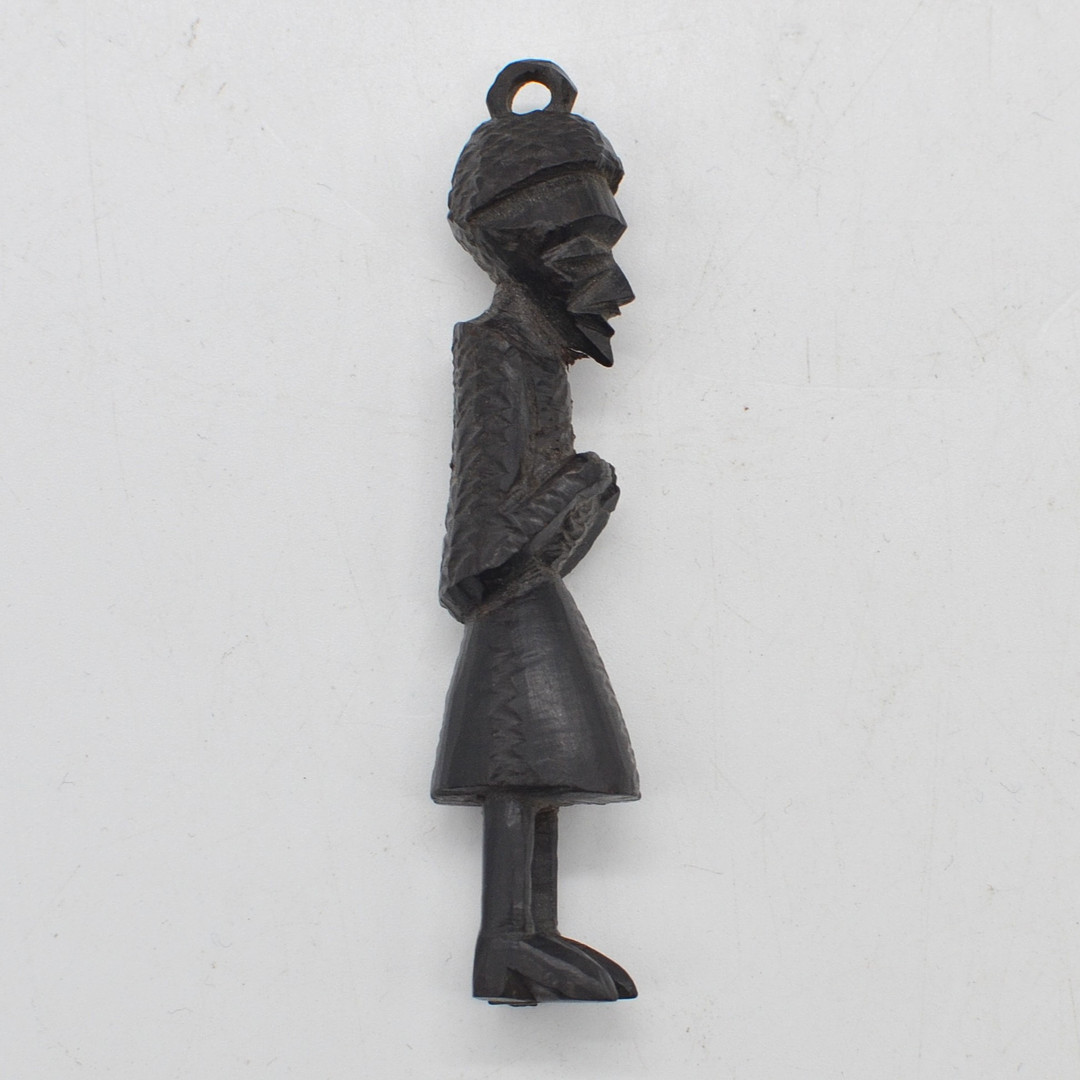 AFRIKANISCHER ANHÄNGER, MÄNNLICHE FIGUR, EBENHOLZ, HANDGESCHNITZT, 20. JAHRHUNDERT.