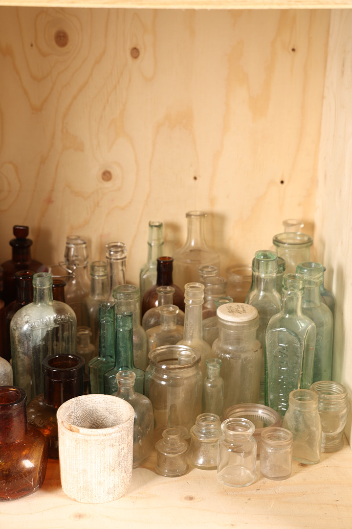 AN INTERESTING COLLECTION OF GLASS BOTTLES (QTY).