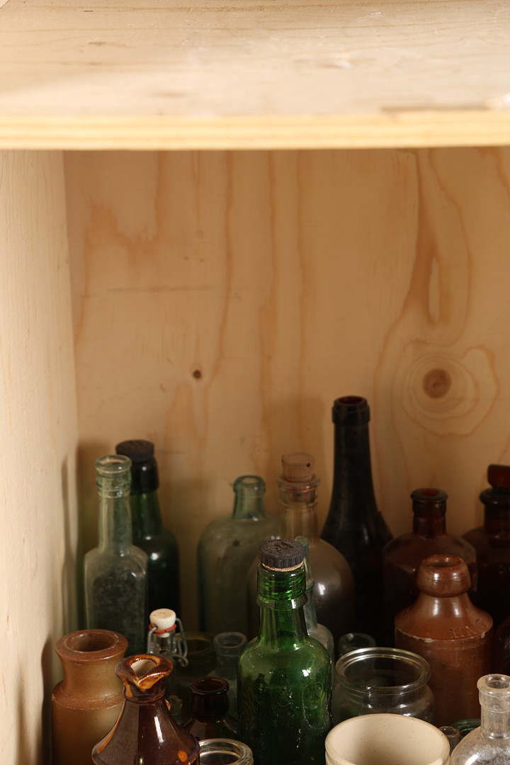 AN INTERESTING COLLECTION OF GLASS BOTTLES (QTY).