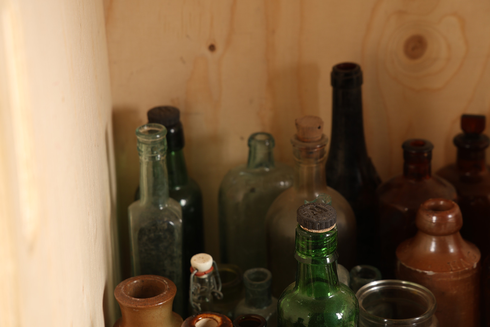AN INTERESTING COLLECTION OF GLASS BOTTLES (QTY).