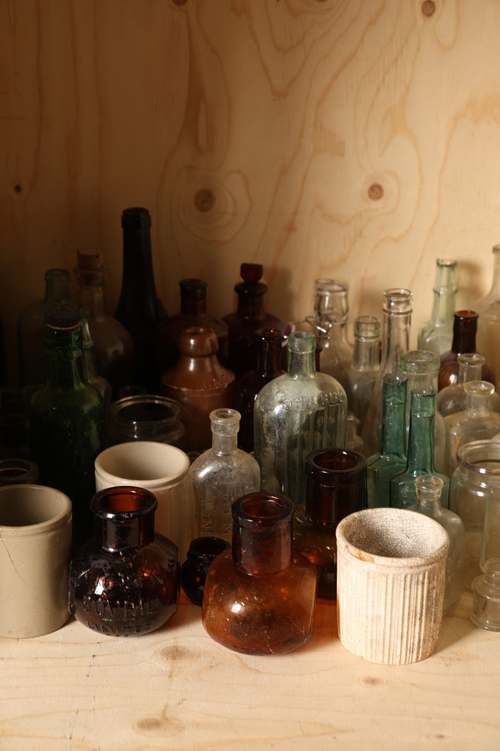 AN INTERESTING COLLECTION OF GLASS BOTTLES (QTY).