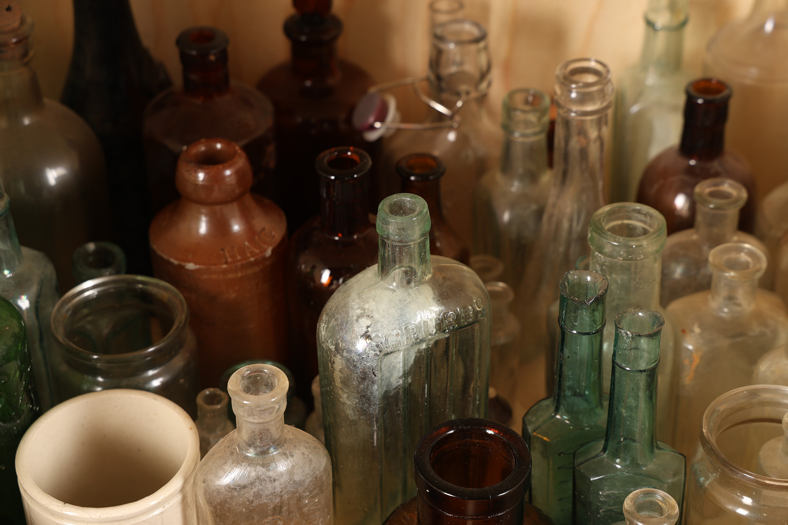 AN INTERESTING COLLECTION OF GLASS BOTTLES (QTY).
