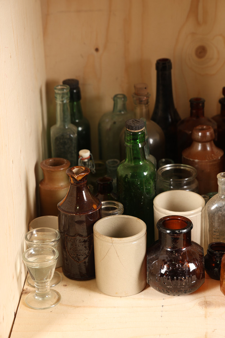 AN INTERESTING COLLECTION OF GLASS BOTTLES (QTY).