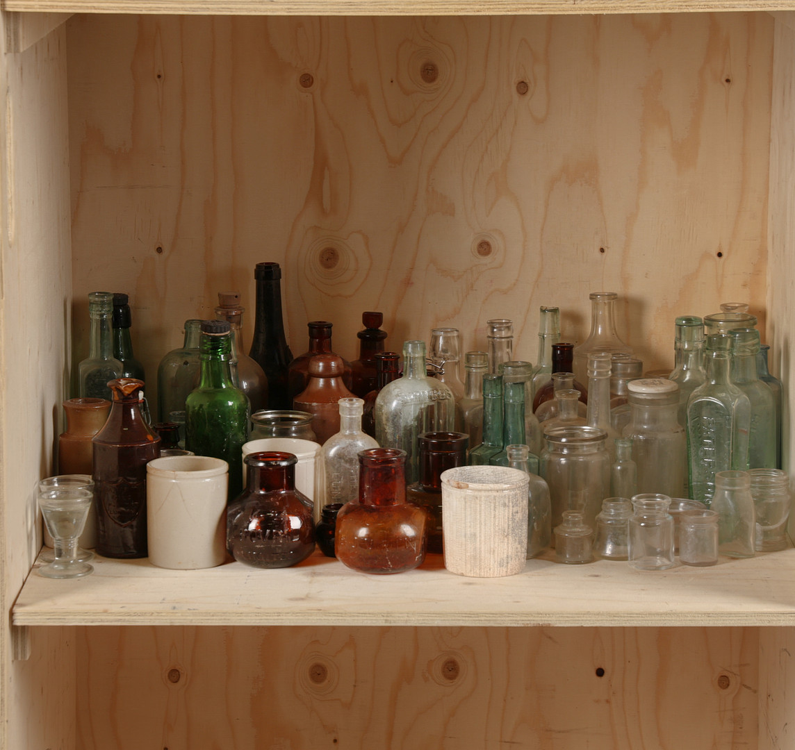 AN INTERESTING COLLECTION OF GLASS BOTTLES (QTY).