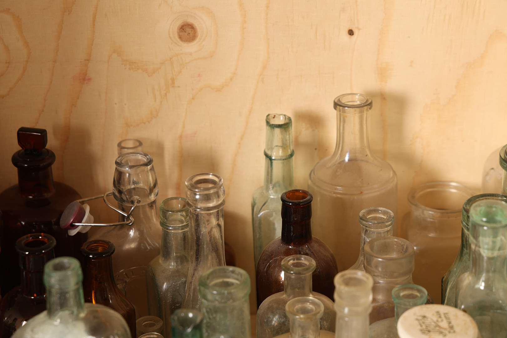 AN INTERESTING COLLECTION OF GLASS BOTTLES (QTY).