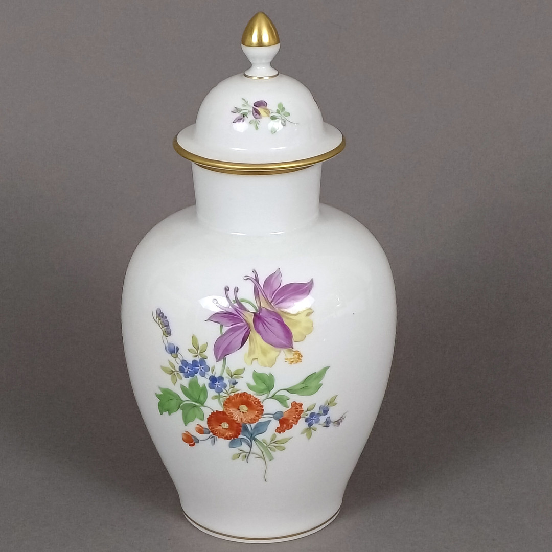 DECKELVASE - Meissen, 20.Jh., Porzellan, polychrome Blumenmalerei, Goldstaffage.