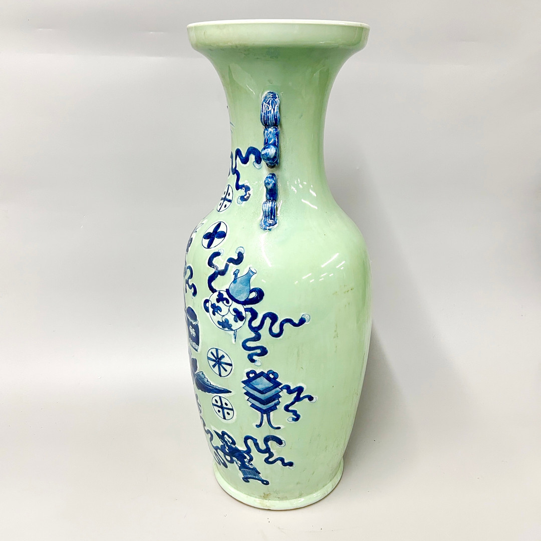 CHINESE BLUE AND WHITE VASE.