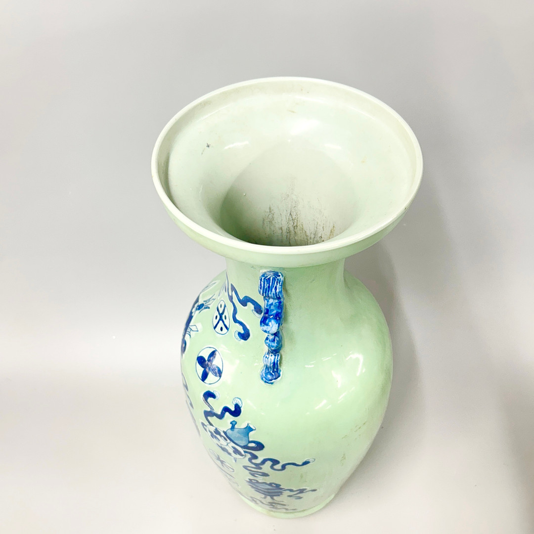 CHINESE BLUE AND WHITE VASE.