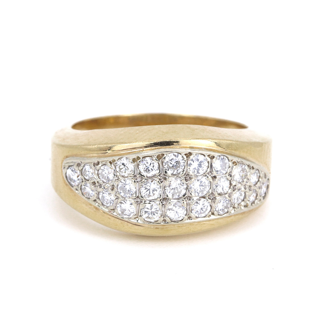 18CT GOLD RING DIAMOND SET CLUSTER RING.