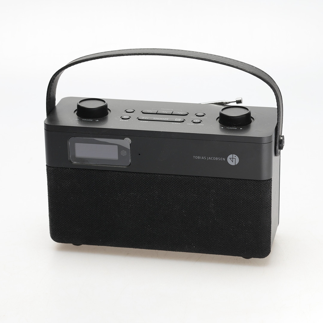 TOBIAS JACOBSEN. DAB-Radio, med fjärrkontroll och manual, Danmark.